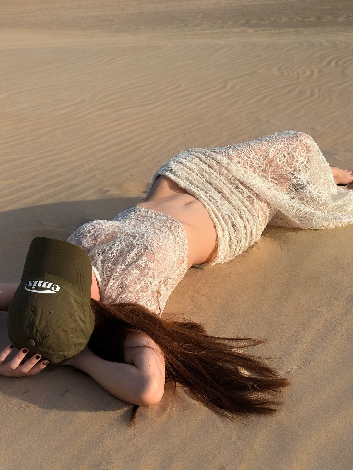 Trong loạt ảnh, Hồ Ngọc Hà lựa chọn thiết kế áo croptop và chân váy dài bằng chất liệu ren mỏng, khoe khéo vòng eo phẳng lì và đôi chân thẳng tắp. Set đồ mang tông trắng chủ đạo vừa tôn làn da, vừa tạo cảm giác nhẹ nhàng, phóng khoáng đúng tinh thần biển cả.