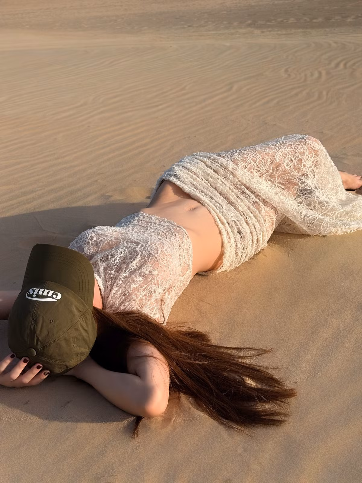 Trong loạt ảnh, Hồ Ngọc Hà lựa chọn thiết kế áo croptop và chân váy dài bằng chất liệu ren mỏng, khoe khéo vòng eo phẳng lì và đôi chân thẳng tắp. Set đồ mang tông trắng chủ đạo vừa tôn làn da, vừa tạo cảm giác nhẹ nhàng, phóng khoáng đúng tinh thần biển cả.