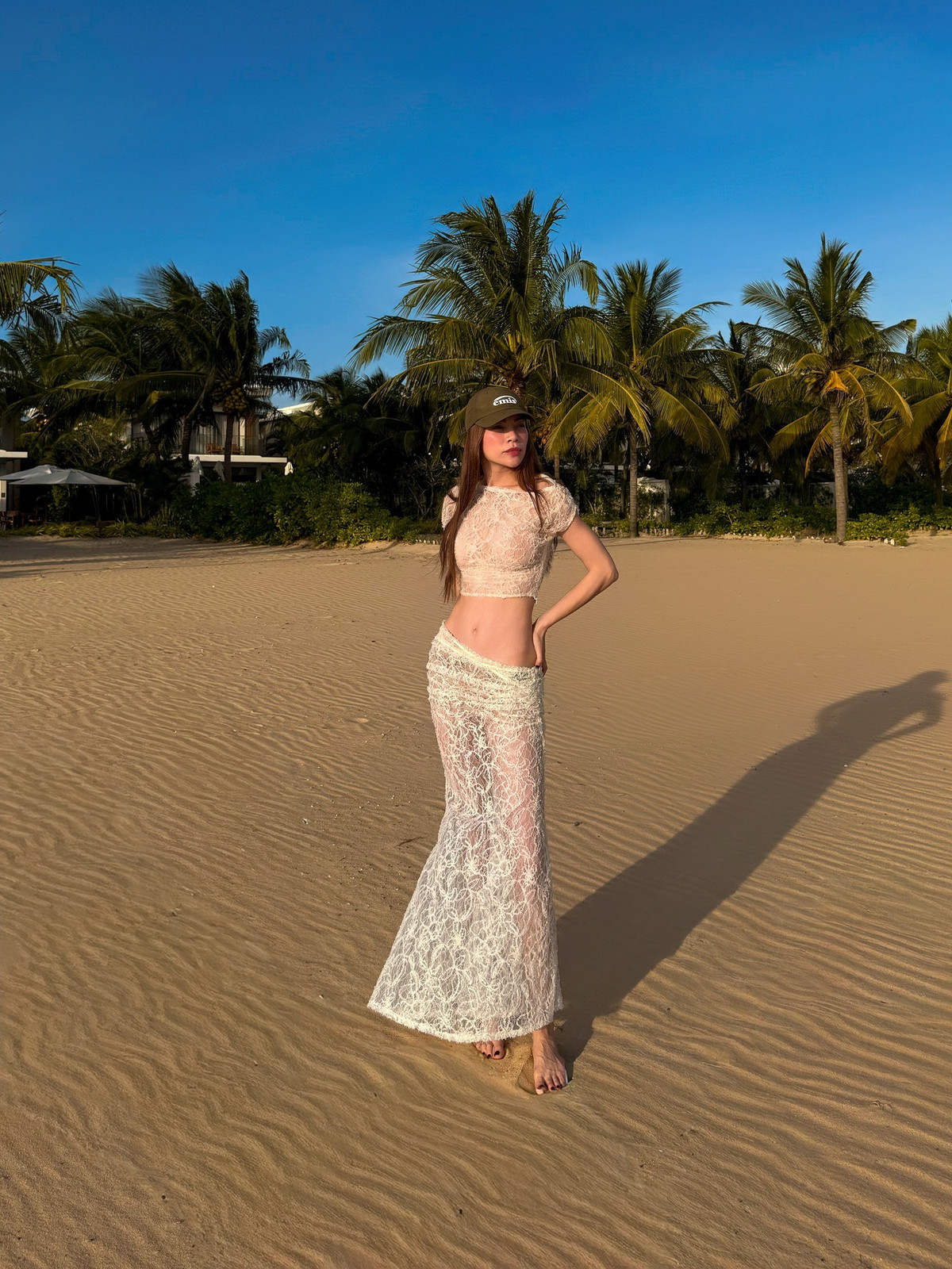 Những khoảnh khắc nữ ca sĩ thả dáng trên cát hay nằm thư giãn dưới nắng chiều càng làm nổi bật đường nét cơ thể cân đối và phong thái tự tin của một ngôi sao hàng đầu.