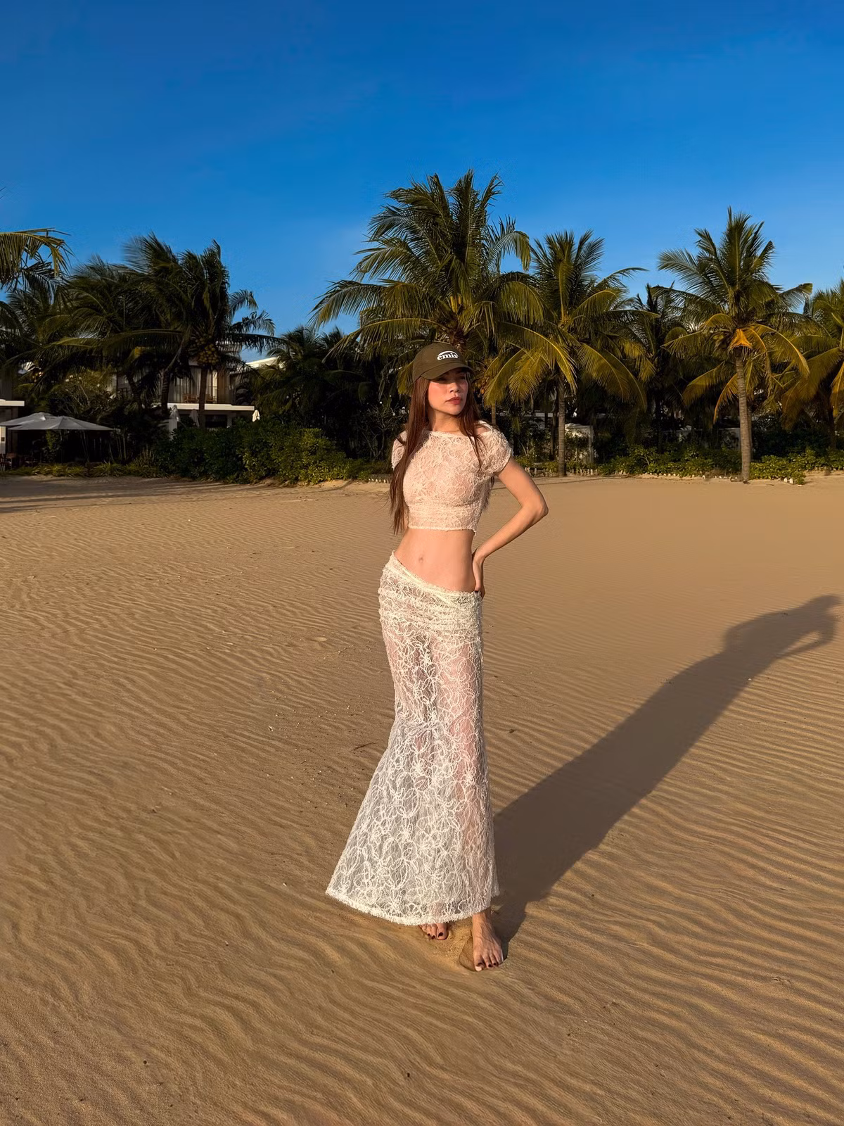 Những khoảnh khắc nữ ca sĩ thả dáng trên cát hay nằm thư giãn dưới nắng chiều càng làm nổi bật đường nét cơ thể cân đối và phong thái tự tin của một ngôi sao hàng đầu.