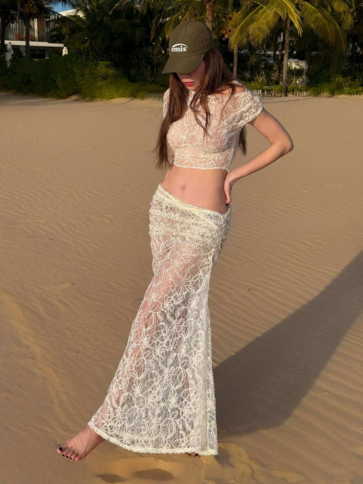 Ở tuổi ngoài 40 và đã là mẹ ba con, Hồ Ngọc Hà vẫn giữ được body được ví như “ngọc cốt băng cơ” – mảnh mai nhưng khỏe khoắn, mềm mại mà đầy nội lực.