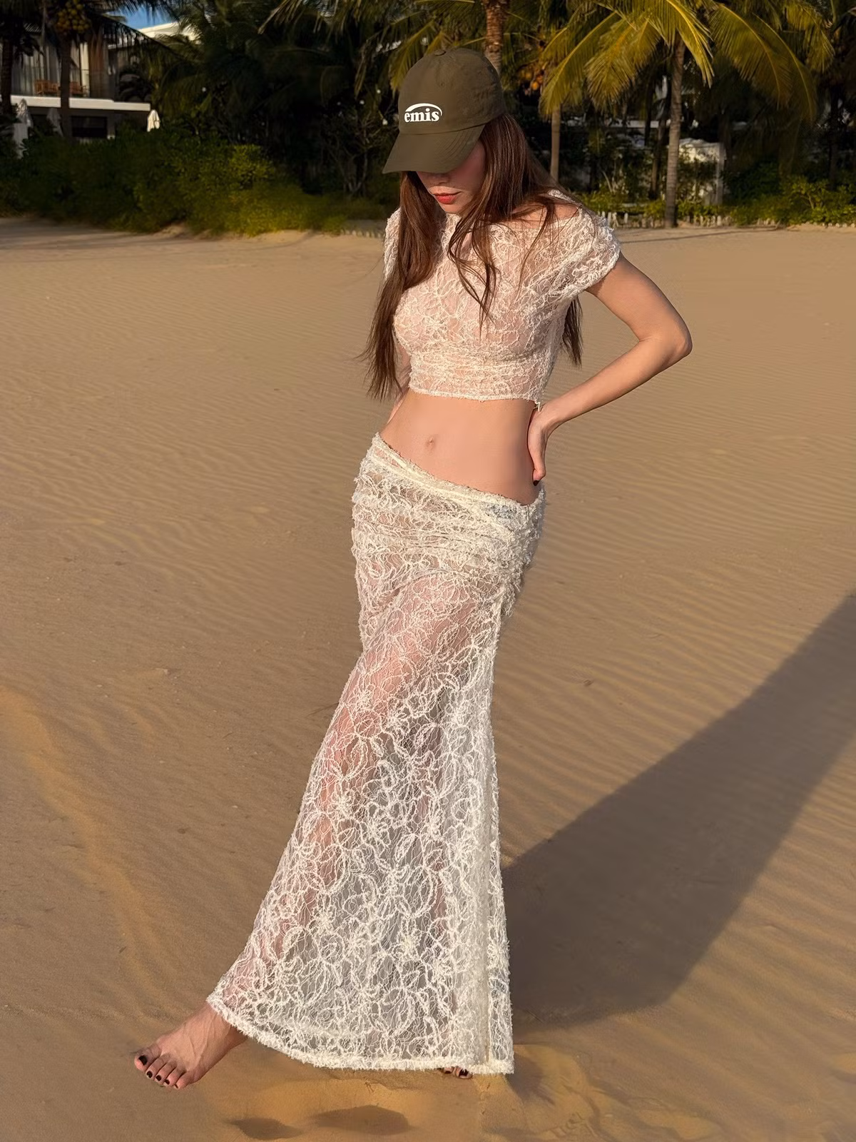 Ở tuổi ngoài 40 và đã là mẹ ba con, Hồ Ngọc Hà vẫn giữ được body được ví như “ngọc cốt băng cơ” – mảnh mai nhưng khỏe khoắn, mềm mại mà đầy nội lực.