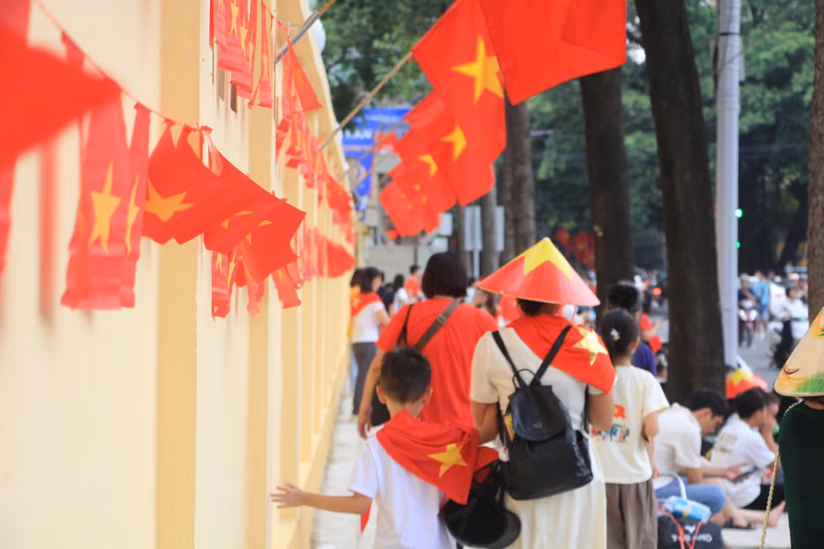 Những phụ kiện mang hình Quốc kỳ khiến góc phố trung tâm Hà Nội trở nên rực rỡ.