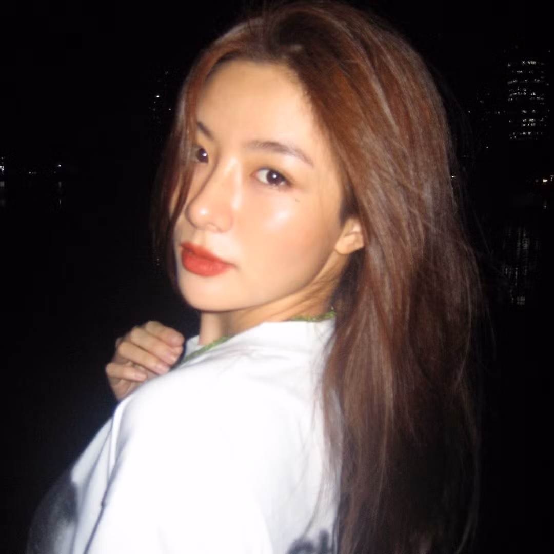 Theo tìm hiểu của netizen, cô nàng thủ vai nữ tiếp viên xuất hiện ở đầu phim đó là Thúy (do Chi Phạm thủ vai).