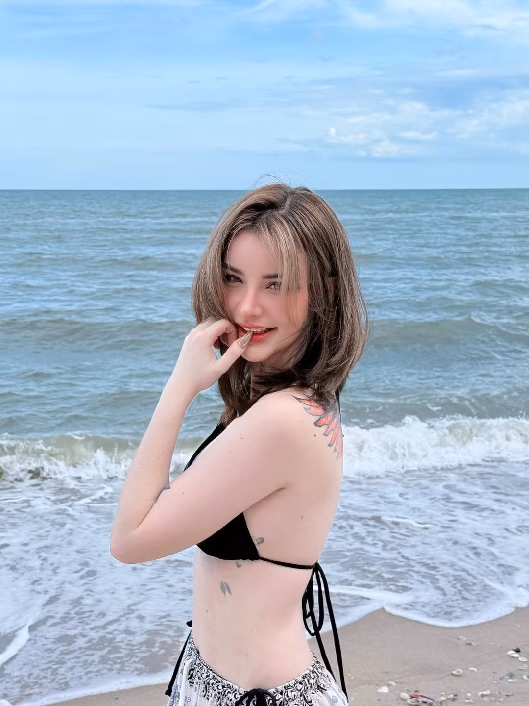 Jessie Vard là một người mẫu lai Thái-Ireland (sinh năm 1998) nổi tiếng ở Thái Lan và châu Á, được biết đến với nhan sắc lai Tây cuốn hút và hình ảnh gợi cảm, từng được gọi là "nữ thần thoát tục" hay "thiên thần áo tắm".