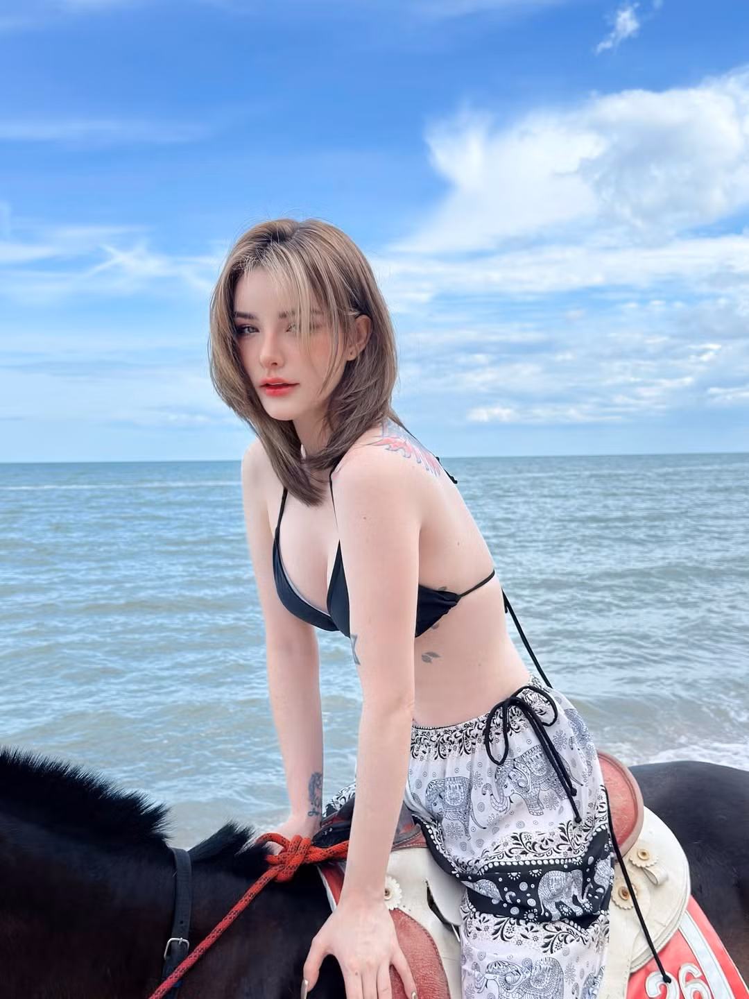 Jessie Vard đã công khai việc phẫu thuật thẩm mỹ để hoàn thiện nhan sắc, bao gồm niềng răng và nâng mũi.