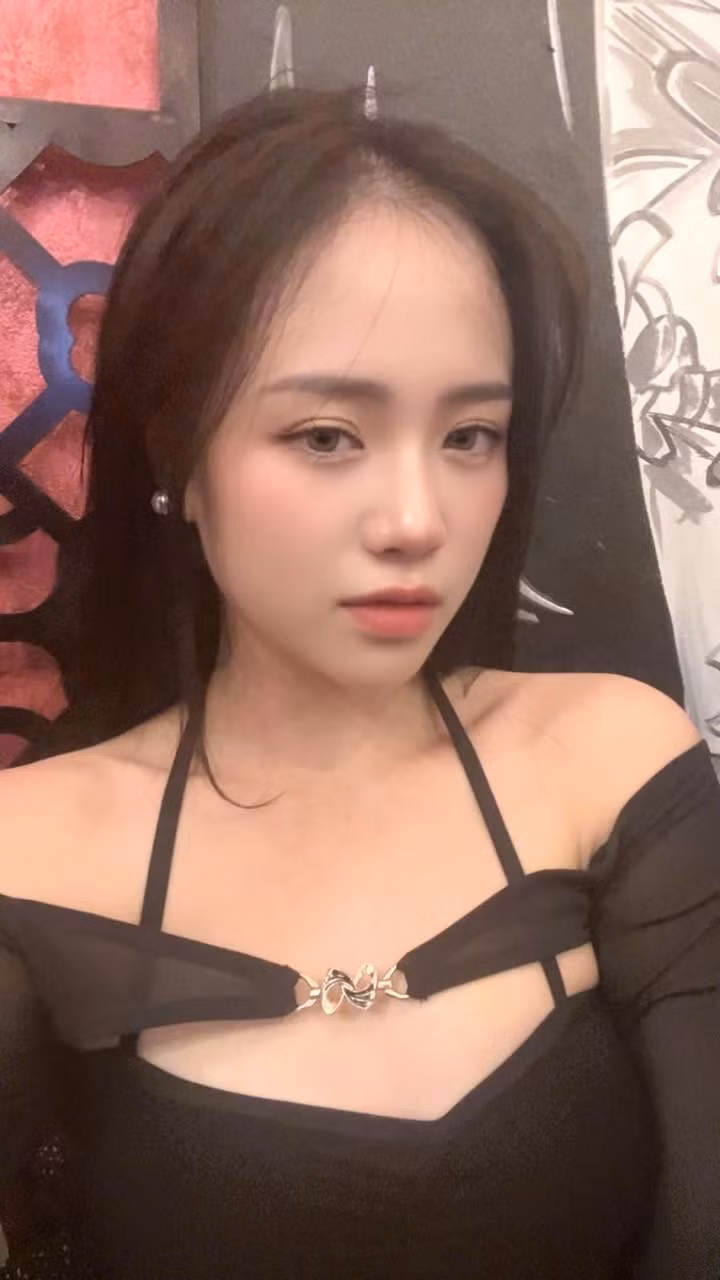 Chỉ trong thời gian ngắn, bài đăng của Mai Linh nhận về lượng tương tác lớn. Rất nhiều bình luận tỏ ra bất ngờ khi nữ streamer “cam thường” mà vẫn lung linh đến vậy.