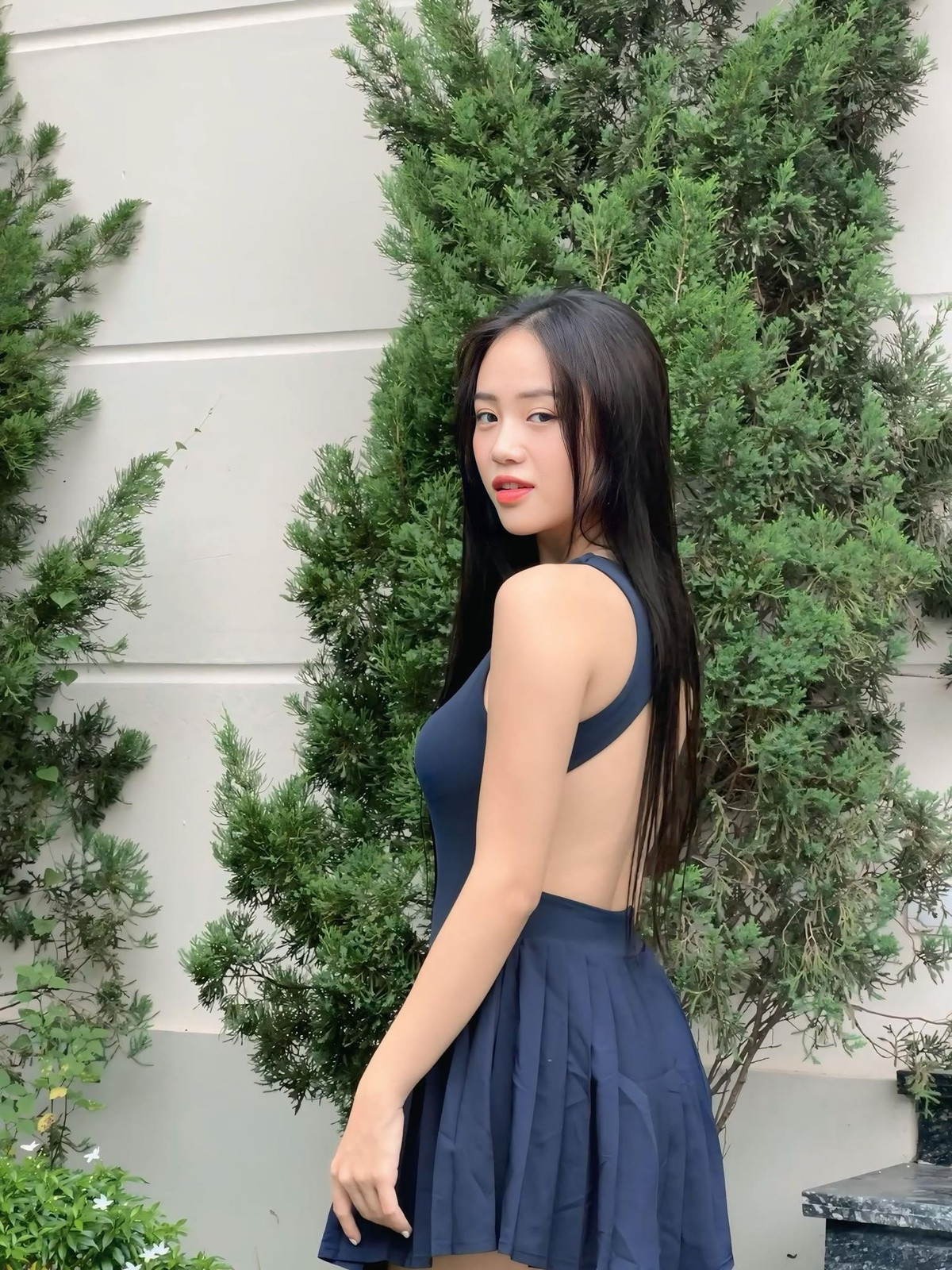 Ở bức ảnh mới, outfit có phần hờ hững của Mai Linh vẫn tôn lên vẻ thanh lịch, khiến anh em game thủ khó lòng lướt qua.