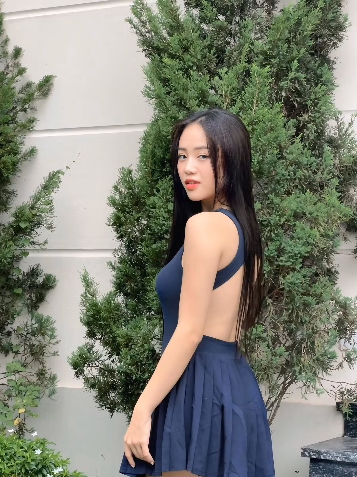 Ở bức ảnh mới, outfit có phần hờ hững của Mai Linh vẫn tôn lên vẻ thanh lịch, khiến anh em game thủ khó lòng lướt qua.