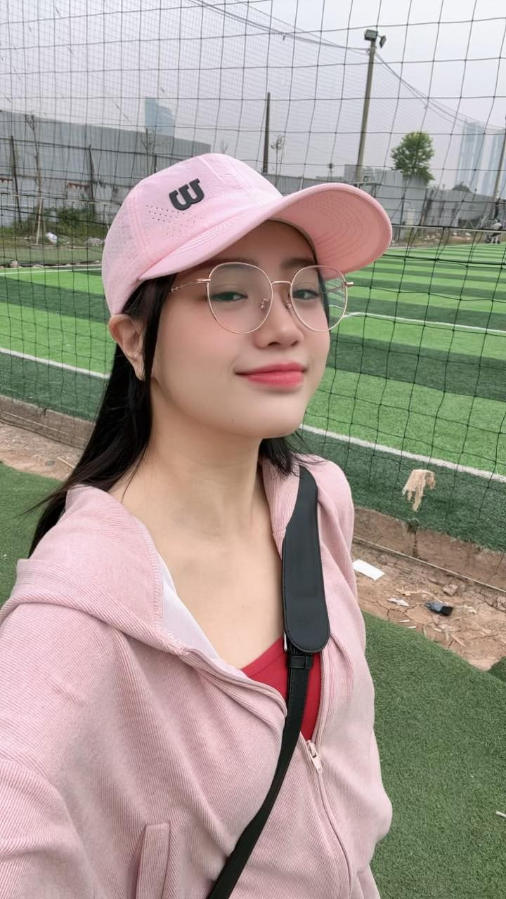 Một số fan cho rằng "Người ta đang hạnh phúc chứ cái thần nó cũng rực rỡ theo", cảm thấy vui lây khi nữ streamer ngày càng rạng rỡ, yêu đời.