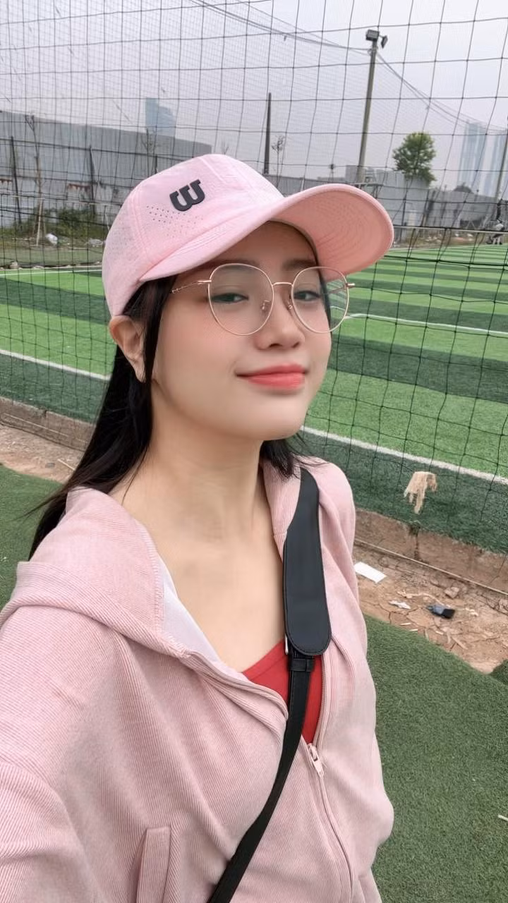 Một số fan cho rằng "Người ta đang hạnh phúc chứ cái thần nó cũng rực rỡ theo", cảm thấy vui lây khi nữ streamer ngày càng rạng rỡ, yêu đời.