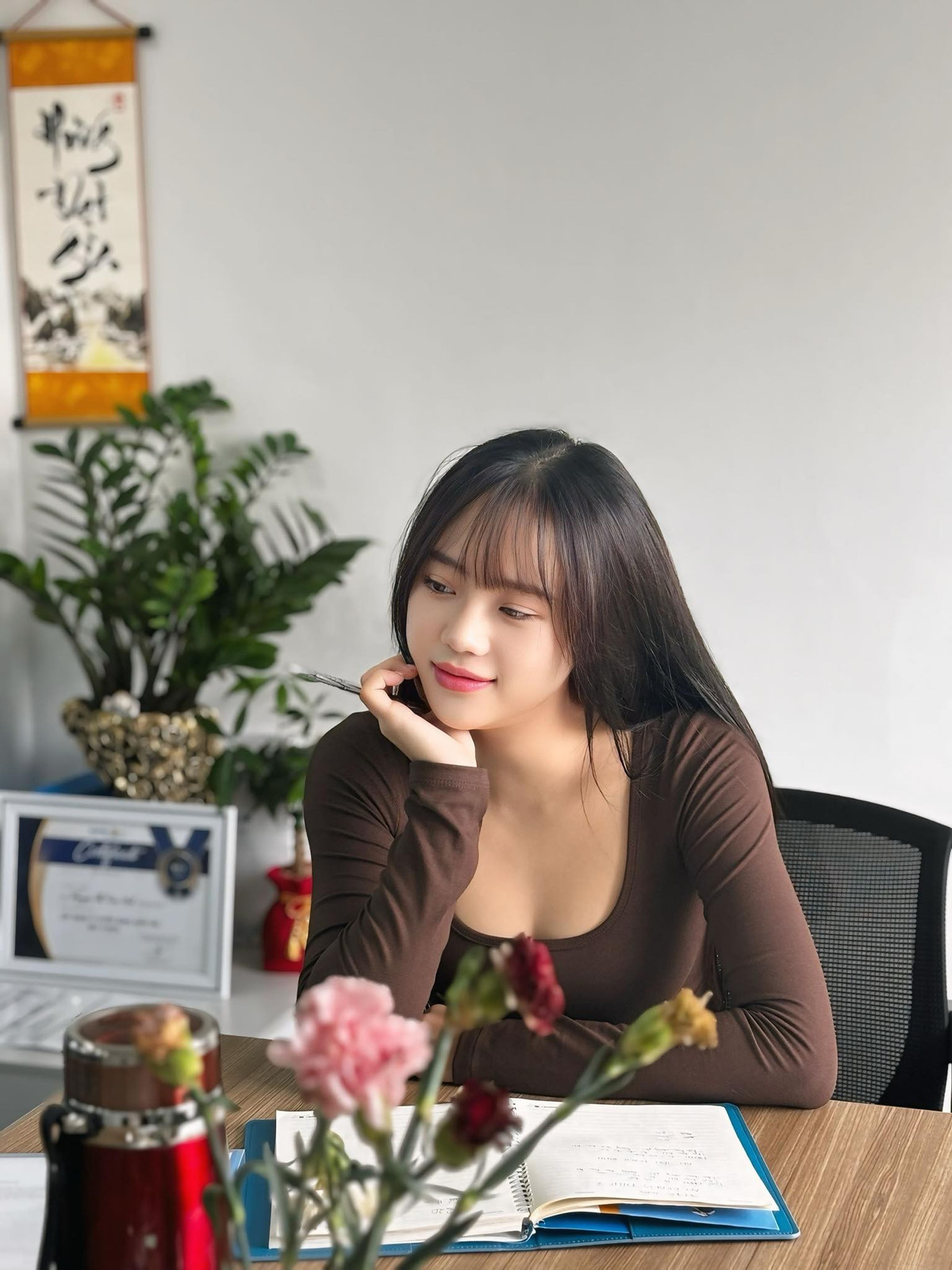 Trong bức ảnh mới, Mai Linh xuất hiện với mái tóc dài suôn mượt, để xõa tự nhiên tạo cảm giác mềm mại, nhẹ nhàng. Làn da mịn, ánh mắt tươi tắn cùng nụ cười thoáng qua càng khiến khoảnh khắc trở nên chân thật hơn. Điều khiến cộng đồng thích thú chính là sự đơn giản.