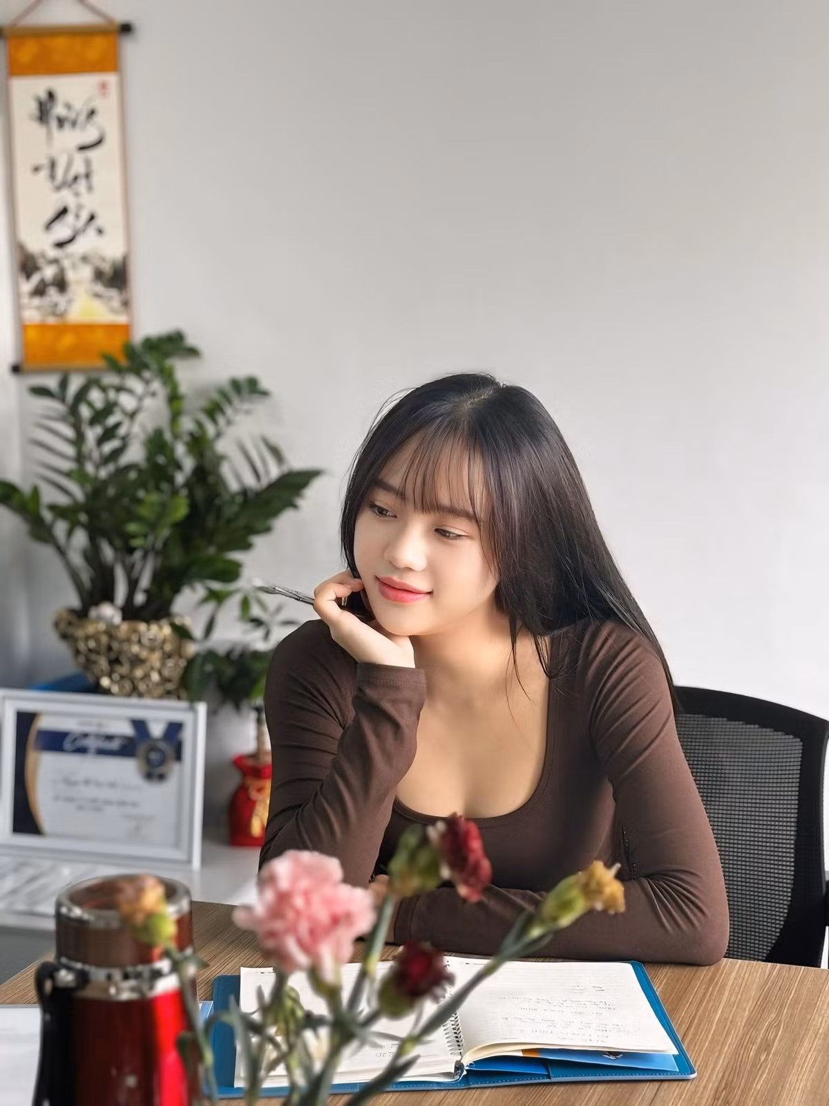 Trong bức ảnh mới, Mai Linh xuất hiện với mái tóc dài suôn mượt, để xõa tự nhiên tạo cảm giác mềm mại, nhẹ nhàng. Làn da mịn, ánh mắt tươi tắn cùng nụ cười thoáng qua càng khiến khoảnh khắc trở nên chân thật hơn. Điều khiến cộng đồng thích thú chính là sự đơn giản.