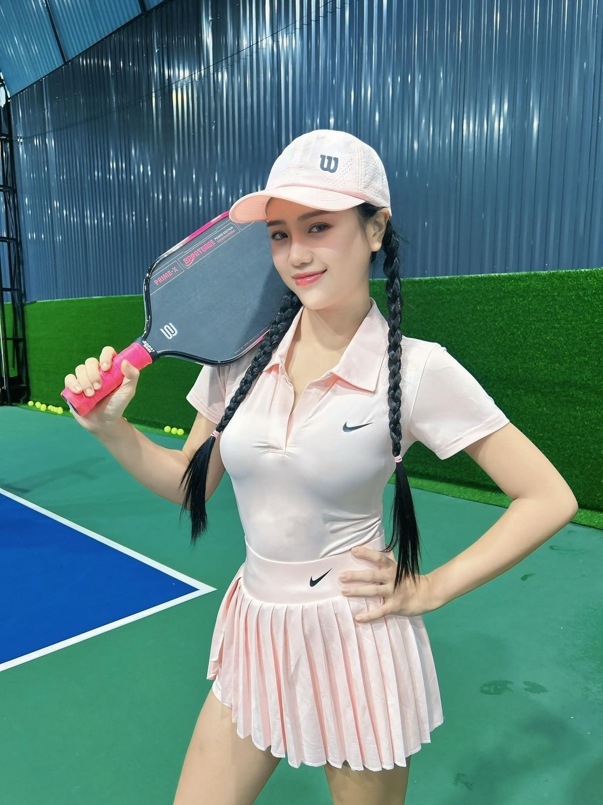 Mai Linh Zuto đang trong trạng thái thoải mái, không áp lực tạo hình, không “làm màu” và vô cùng tự nhiên. Chính sự chân thật đó giúp người xem cảm nhận rõ nét hơn con người của cô – một nữ streamer giản dị, gần gũi, nhưng vẫn rất cuốn hút.