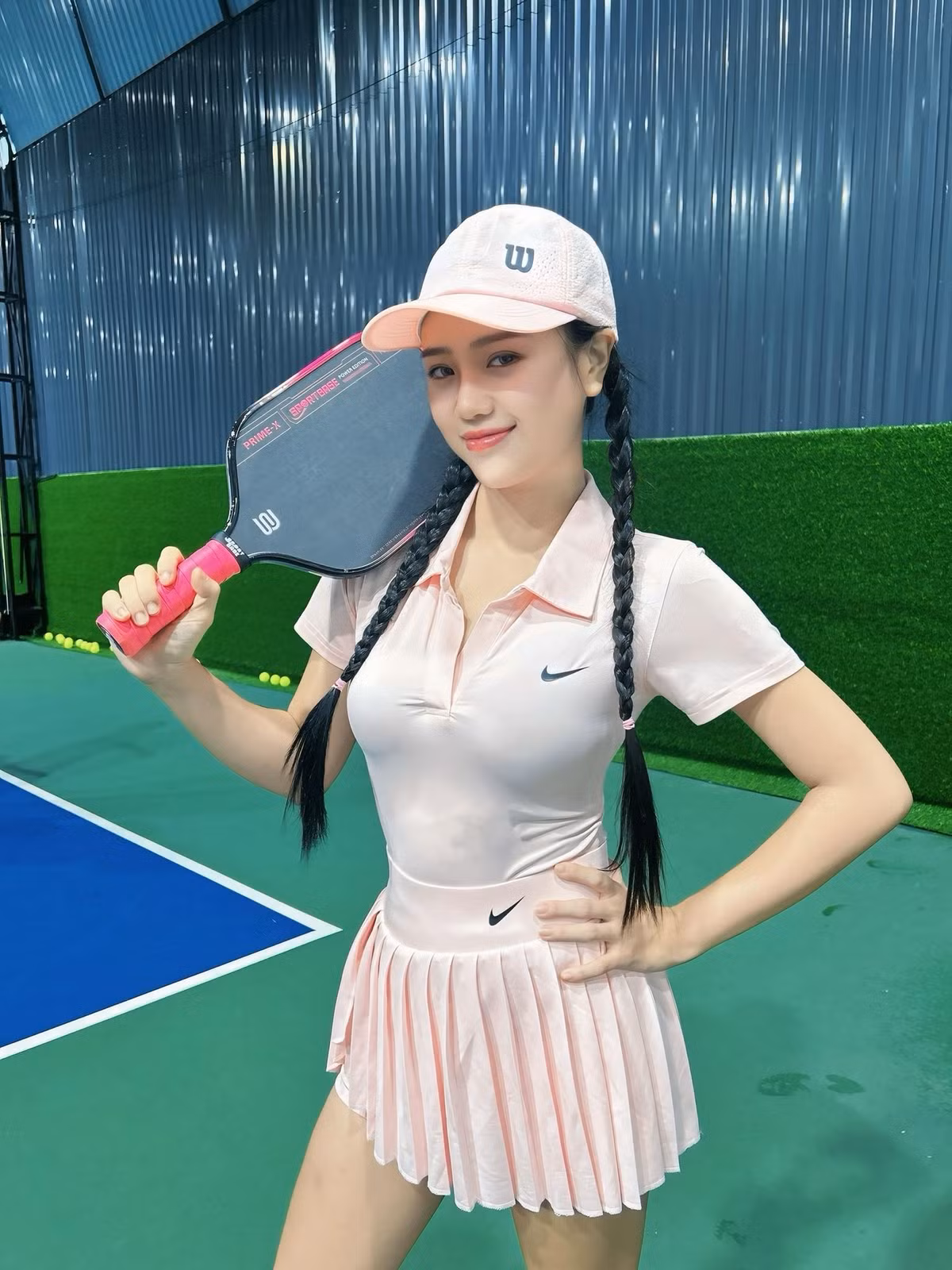 Mai Linh Zuto đang trong trạng thái thoải mái, không áp lực tạo hình, không “làm màu” và vô cùng tự nhiên. Chính sự chân thật đó giúp người xem cảm nhận rõ nét hơn con người của cô – một nữ streamer giản dị, gần gũi, nhưng vẫn rất cuốn hút.