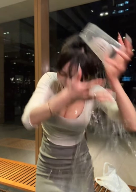 Ở những giây đầu tiên, Alyson khởi đầu tương đối thuận lợi. Chiếc cốc nằm yên trên đỉnh đầu, cô nàng vẫn thoải mái mỉm cười, thực hiện các động tác nhẹ nhàng.