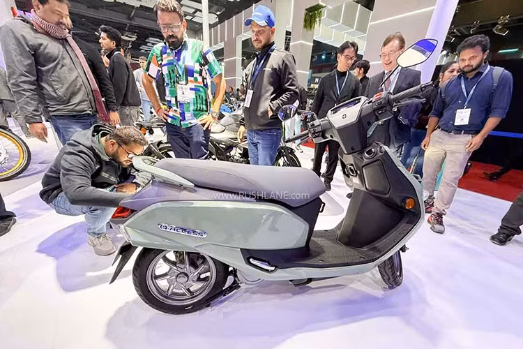 Mẫu xe ga Suzuki Access 2025 sở hữu đường nét mềm mại phù hợp cho cả người dùng nam hoặc nữ, cụm đồng hồ hình tứ giác mang đậm phong cách cổ điển đặc trưng. Xe cũng được nhà sản xuất trang bị cụm đồng hồ TFT 4,2 inch và có kèm chức năng kết nối bluetooth với smartphone.