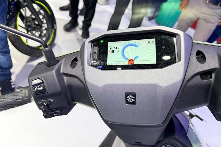 Access 2025 cũng được trang bị chì khóa thông minh smartkey giúp đem tới nhiều thuận tiện dành cho người sử dụng. Cùng với đó, hốc chứa đồ đầu xe kèm cốp chứa đồ rộng rãi phía dưới yên cũng là các trang bị tiện dụng hỗ trợ người sử dụng.