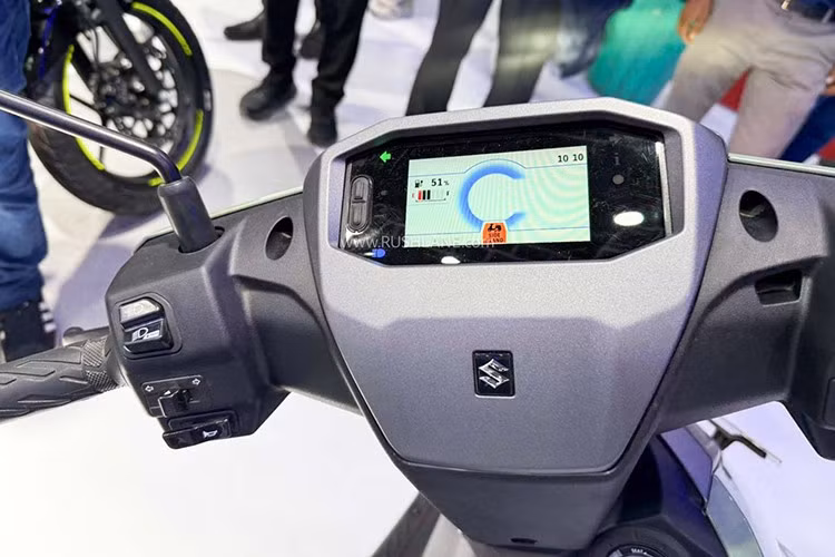 Access 2025 cũng được trang bị chì khóa thông minh smartkey giúp đem tới nhiều thuận tiện dành cho người sử dụng. Cùng với đó, hốc chứa đồ đầu xe kèm cốp chứa đồ rộng rãi phía dưới yên cũng là các trang bị tiện dụng hỗ trợ người sử dụng.