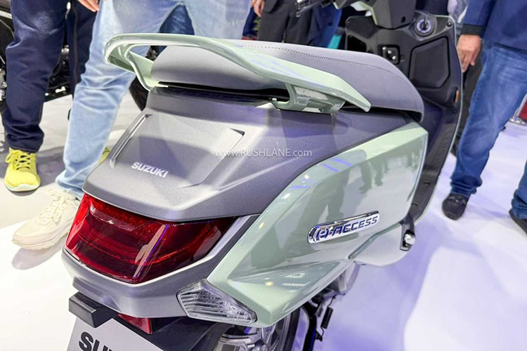 Mẫu tay ga giá rẻ của Suzuki cũng được trang bị giảm xóc trước ống lồng, phía sau là giảm xóc lò xo đảm bảo ổn định vận hành. Tùy phiên bản xe sẽ được trang bị phanh đĩa hoặc phanh tang trống cho bánh trước, còn bánh sau đều là tang trống.