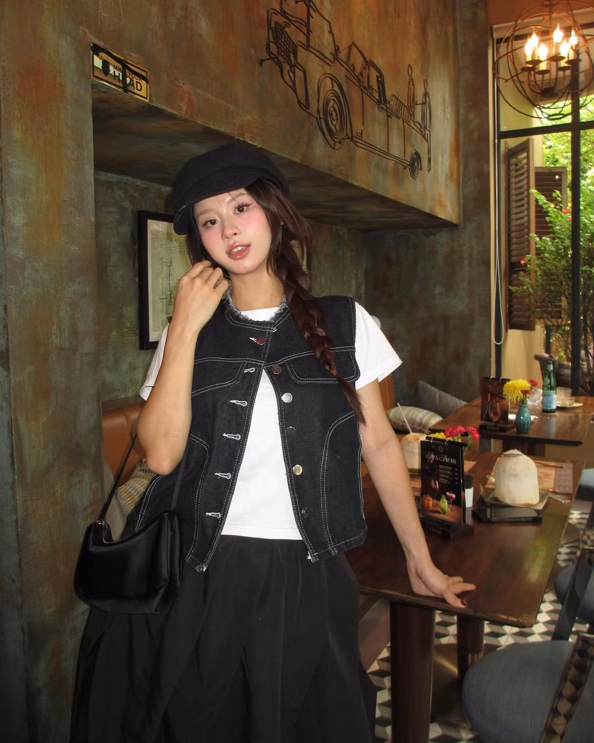 Thay vào đó, nàng hot girl Thanh Hóa chỉ cập nhật hình ảnh trong trang phục giấu dáng giấu eo và chia sẻ: “Đời sống dạo gần đây của cổ chỉ xoay quanh đồ ăn, story ngập tràn những món ngon do suốt ngày thấy đi ăn không có hoạt động nào khác”.