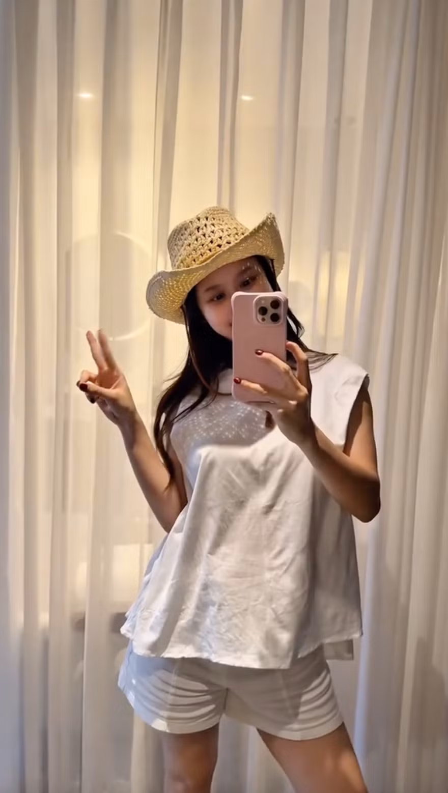 Ngoài ra Hàn Hằng cũng duy trì phong độ nhan sắc với biểu cảm tươi tắn, thần thái rạng rỡ. Có thể thấy mỹ nhân Thanh Hóa cũng không giấu giếm chuyện mang bầu mà ngược lại còn rất tự tin, thoải mái với hình ảnh mới của mình.