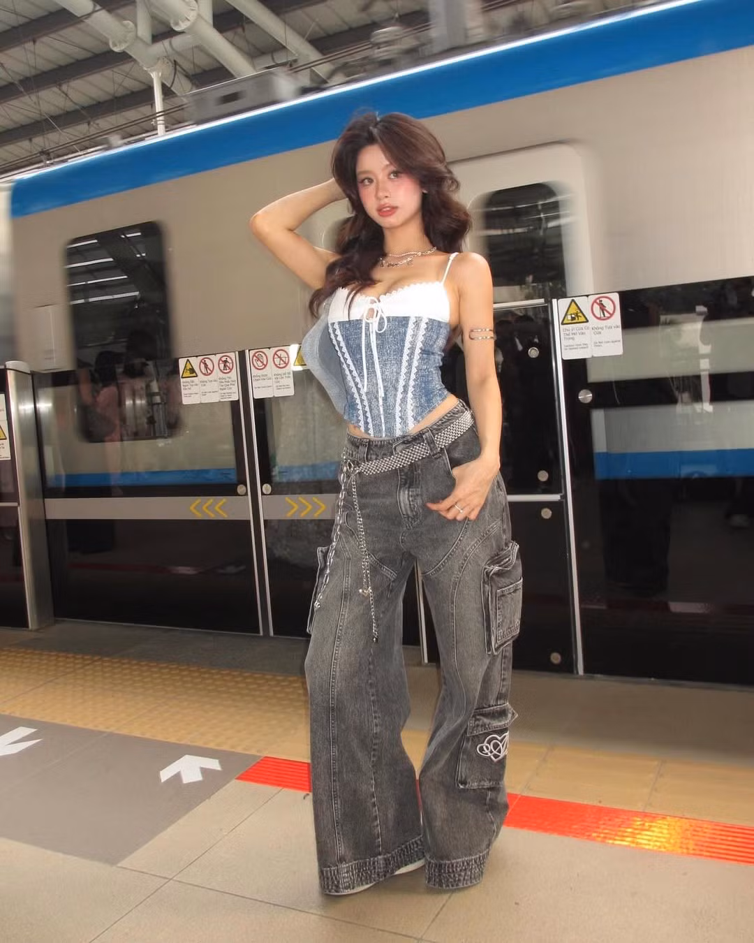 Hàn Hằng (Hàn Hải Hằng, sinh năm 1999) và Huyme (Phạm Công Thành, sinh năm 1993) vẫn luôn được công chúng quan tâm khi đằng trai là thiếu gia nổi tiếng, còn nhà gái là hot girl có tiếng. Tháng 10/2024, cặp đôi cầu hôn lãng mạn ở Rome (Ý) và đến tháng 3/2025 thì tổ chức đám hỏi tại nhà gái ở Thanh Hóa.