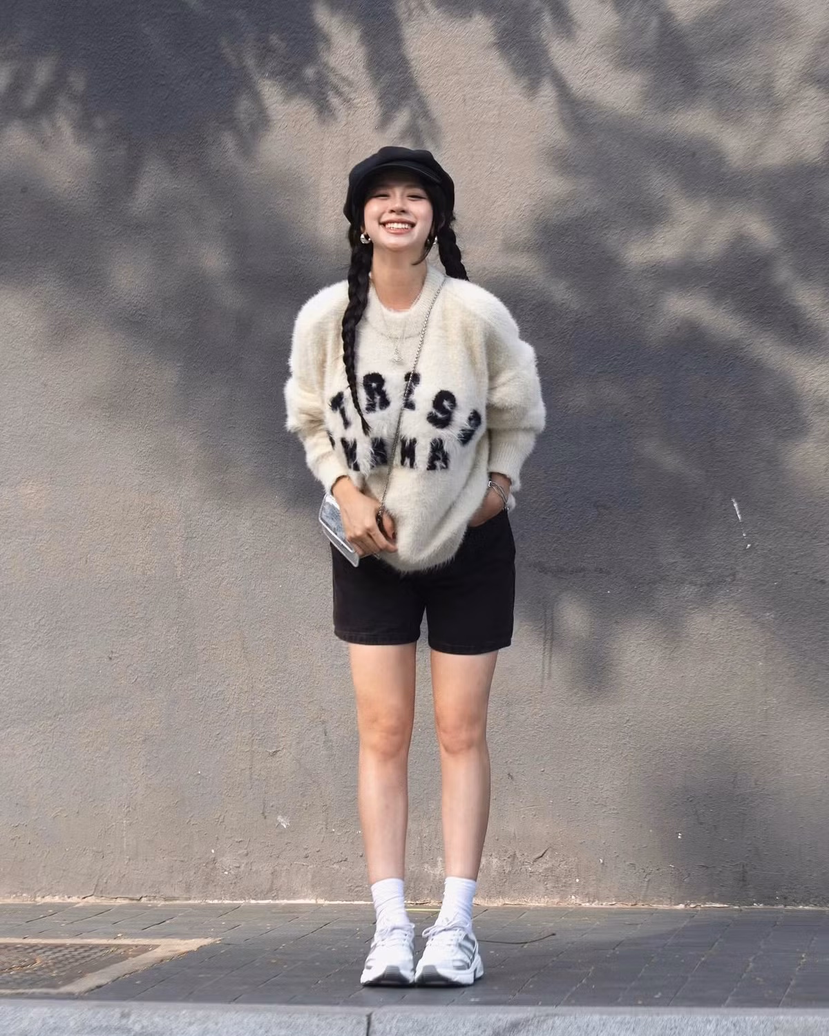 Trên trang cá nhân, thời gian gần đây Hàn Hằng hiếm khi đăng ảnh toàn thân hay bikini - điều thường thấy của cô mỗi mùa hè.