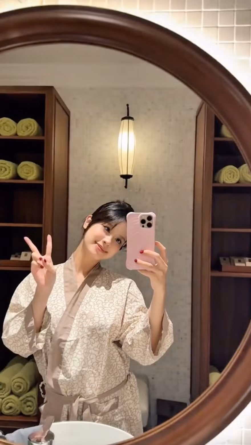 Khoảnh khắc Hàn Hằng mặc áo tank top trắng, phần bụng của cô nhô nhẹ và đầy đặn, khác xa hình ảnh “eo kiến” quen thuộc trước đây.