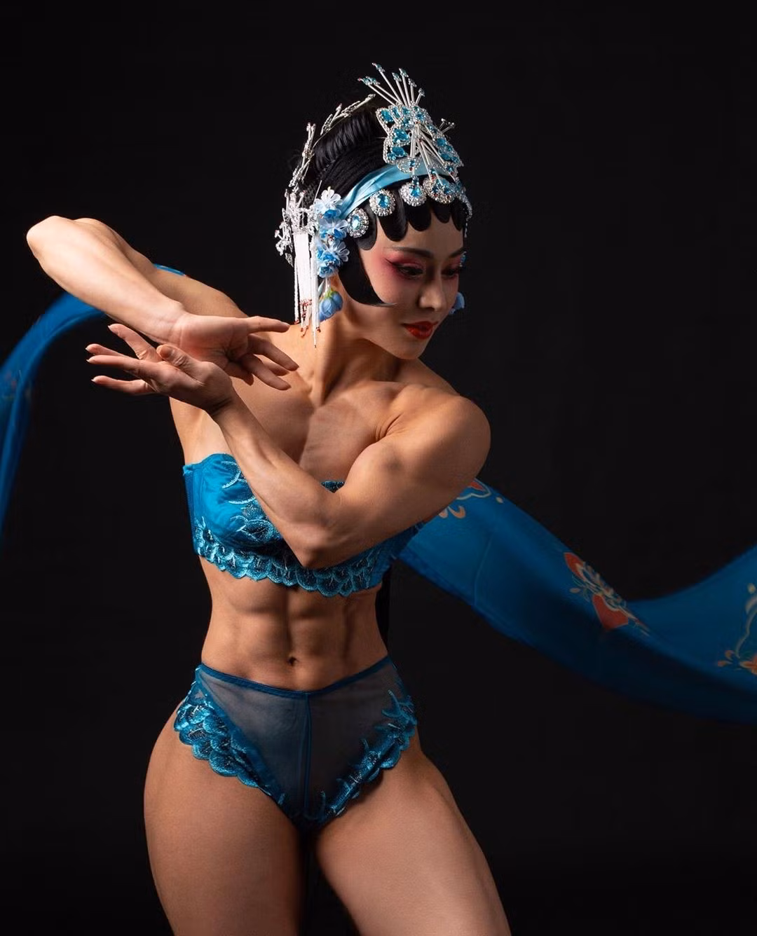 Một trong những cái tên đình đám nhất từng viral khắp mạng xã hội châu Á chính là Yuan Herong. Là một bác sĩ y học cổ truyền và một vận động viên thể hình đến từ Thanh Đảo, cô nàng gây choáng vì thân hình đô lực sĩ, bắp tay gân guốc như... nhân vật game hành động, trong khi gương mặt vẫn cực kỳ nữ tính, makeup nhẹ nhàng, tóc dài dịu dàng.