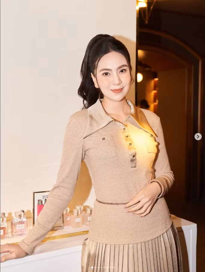 Kiểu tóc búi gọn gàng, trang điểm nhẹ nhàng với tông hồng tự nhiên giúp cô giữ trọn hình ảnh nền nã, đúng tinh thần của tà áo dài Việt.