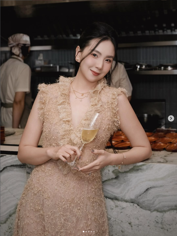 Sự tự tin, giọng nói truyền cảm cùng phong thái điềm đạm giúp Mai Ngọc tự tin, góp phần tạo nên không khí trang trọng nhưng không kém phần thân mật cho Year End Party.