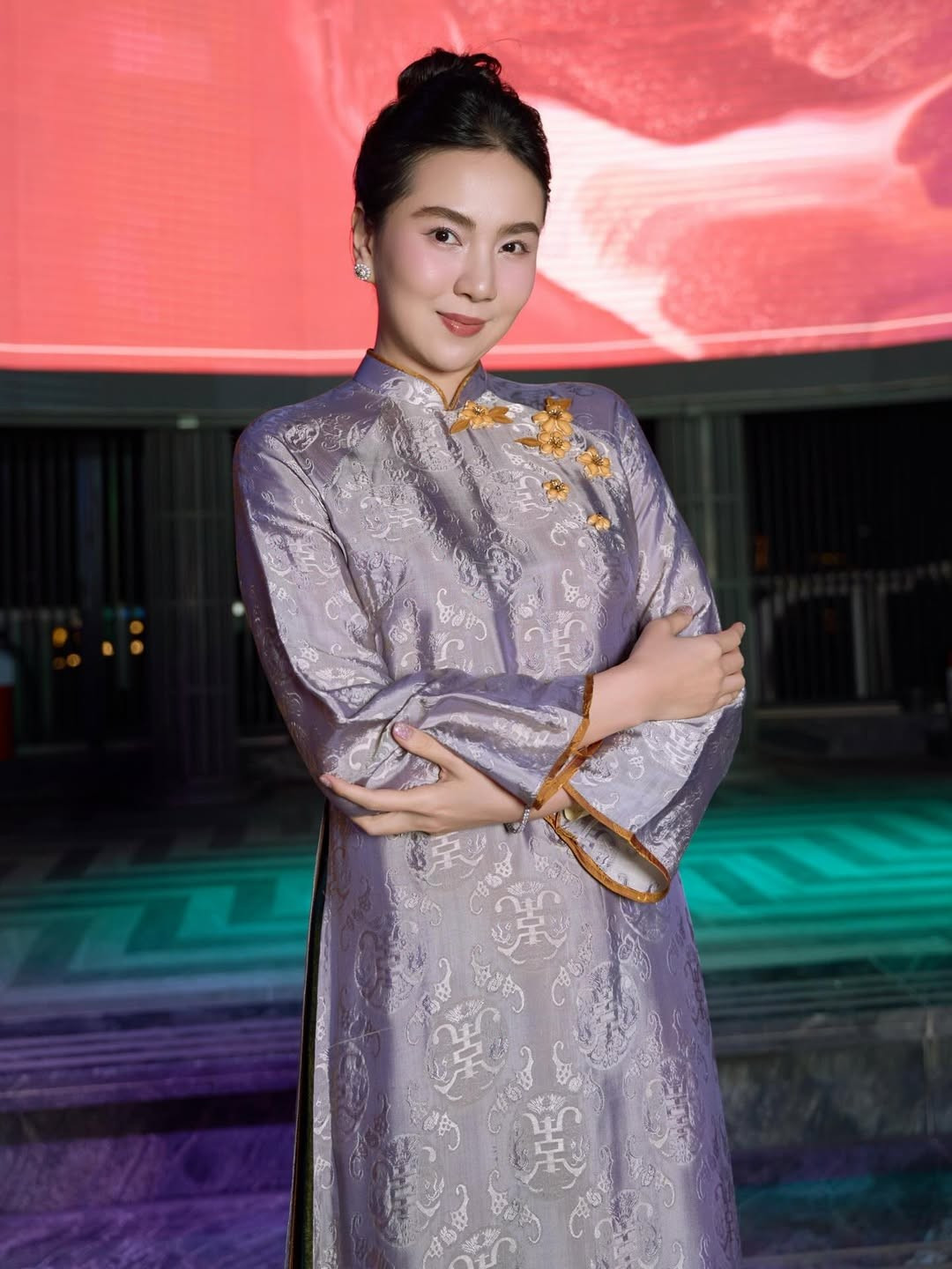 Tại Year End Party – sự kiện tổng kết cuối năm quy tụ đông đảo khách mời trong nhiều lĩnh vực, MC Mai Ngọc trở thành một trong những gương mặt thu hút sự chú ý ngay từ khi xuất hiện. Không chọn váy áo lộng lẫy hay phong cách hiện đại, nữ MC ghi điểm với tà áo dài truyền thống, toát lên vẻ đẹp dịu dàng, sang trọng và đầy tinh tế.