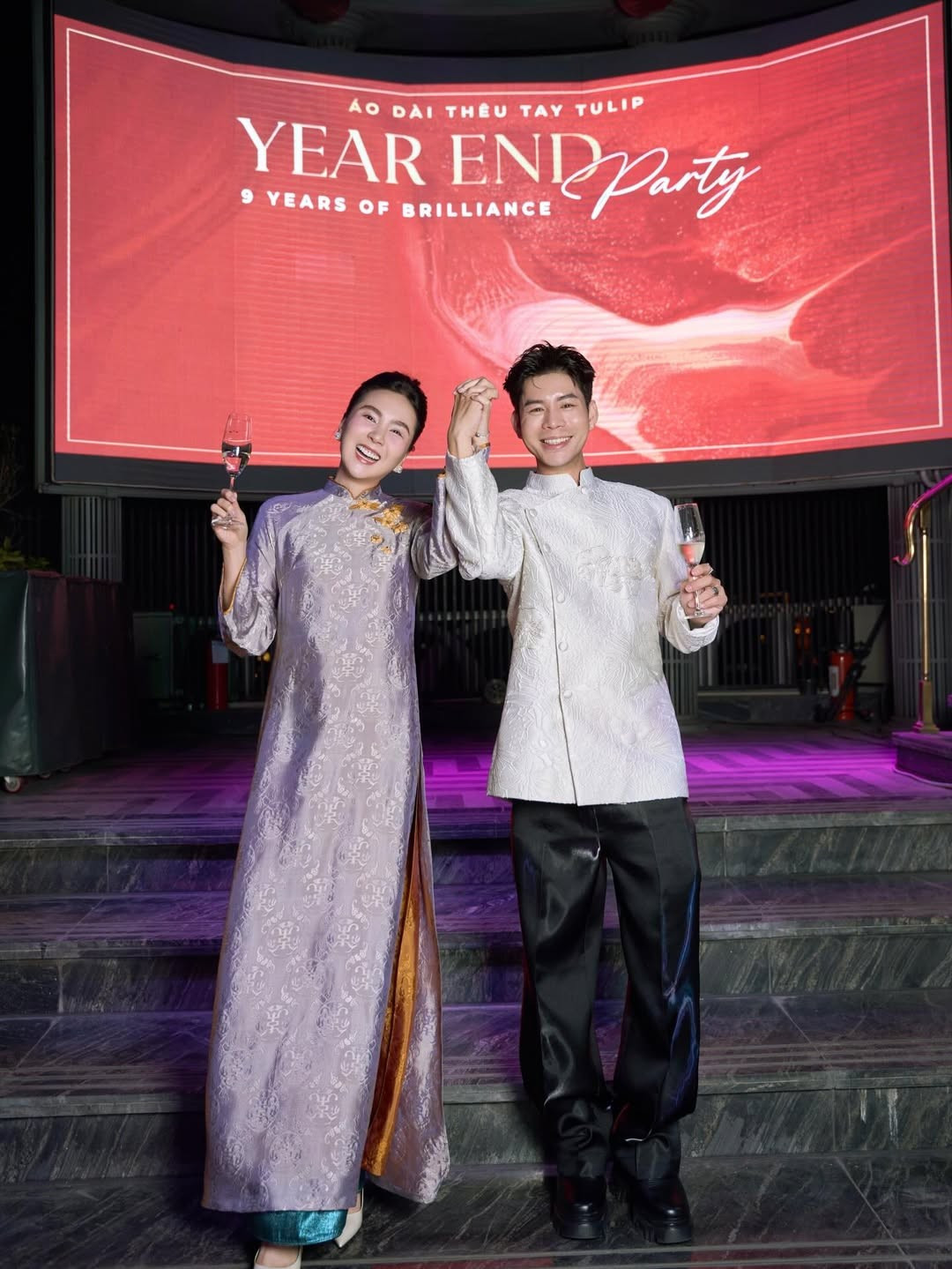 Điểm nhấn nằm ở phần cổ áo và những chi tiết hoa thêu nổi tinh xảo, tạo nên tổng thể hài hòa giữa nét truyền thống và hơi thở hiện đại.