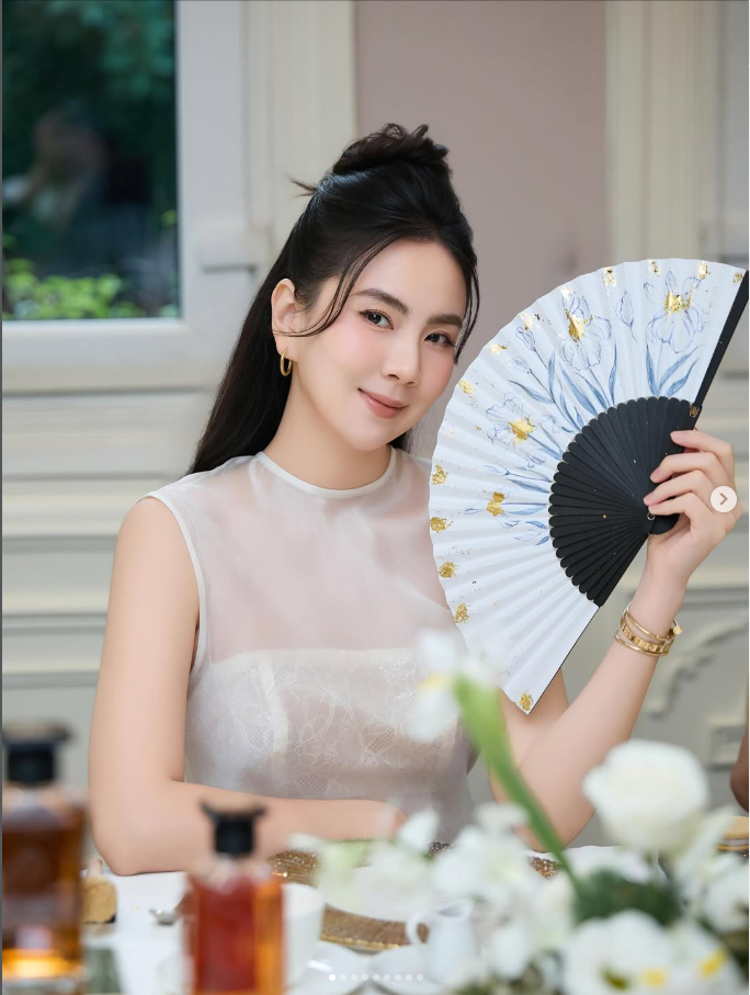 Một số ý kiến cũng bày tỏ sự yêu thích khi ngày càng có nhiều nghệ sĩ, người dẫn chương trình lựa chọn áo dài trong các sự kiện quan trọng, góp phần lan tỏa giá trị văn hóa truyền thống.