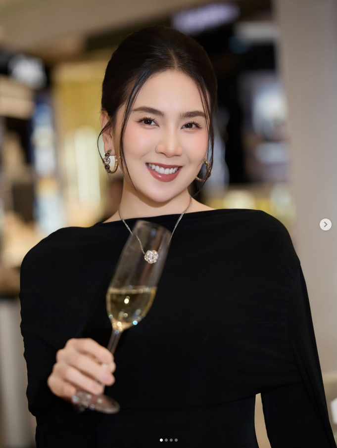 Hình ảnh nữ MC trong áo dài được nhiều người đánh giá là “đúng chất” và phù hợp với tinh thần tổng kết, tri ân của sự kiện cuối năm.