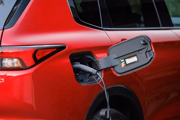 Bên trong nội thất, khách hàng sẽ có không gian chứa đồ hạn chế, cụ thể là 12,8 feet khối hoặc 362 lít. Tình hình sẽ tốt hơn một chút khi hàng ghế cuối cùng được gập xuống sàn.