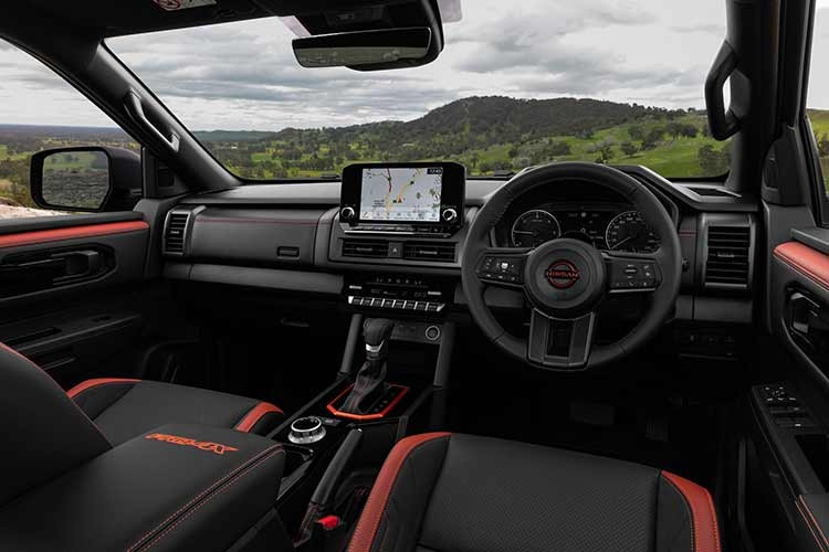 Ra mắt rầm rộ vào tháng 11/2025, Nissan Navara 2026 dự kiến ​​cũng sẽ đến tay các đại lý vào cuối quý đầu tiên. Tại Úc và New Zealand, mẫu xe bán tải cỡ trung này sẽ được trang bị hệ thống treo được tinh chỉnh riêng bởi Premcar.