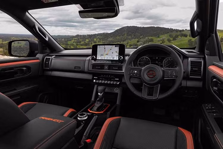 Ra mắt rầm rộ vào tháng 11/2025, Nissan Navara 2026 dự kiến ​​cũng sẽ đến tay các đại lý vào cuối quý đầu tiên. Tại Úc và New Zealand, mẫu xe bán tải cỡ trung này sẽ được trang bị hệ thống treo được tinh chỉnh riêng bởi Premcar.