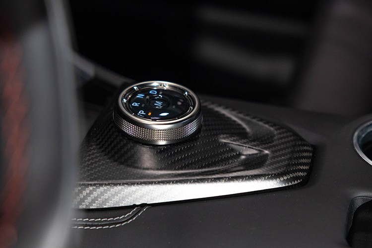 Theo ông Arie Groeneveld, kỹ sư trưởng chương trình Mustang Dark Horse SC, cho biết, “Kết quả là một chiếc xe nằm ở phân khúc cao cấp nhất của dòng Mustang — giữa Mustang Dark Horse Performance Package và Mustang GTD".