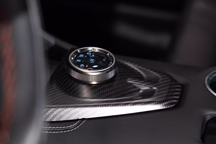 Theo ông Arie Groeneveld, kỹ sư trưởng chương trình Mustang Dark Horse SC, cho biết, “Kết quả là một chiếc xe nằm ở phân khúc cao cấp nhất của dòng Mustang — giữa Mustang Dark Horse Performance Package và Mustang GTD".