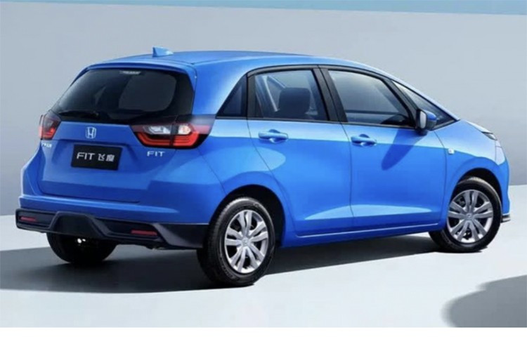 Thay đổi lớn nhất của Honda Jazz 2026 nằm ở phần đầu xe. Tại đây, xe được trang bị cụm đèn pha LED tách tầng với thiết kế thanh mảnh hơn, lưới tản nhiệt mới và cản trước có tạo hình mạnh mẽ với hốc gió dưới rộng.