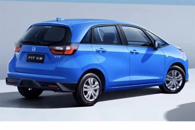 Thay đổi lớn nhất của Honda Jazz 2026 nằm ở phần đầu xe. Tại đây, xe được trang bị cụm đèn pha LED tách tầng với thiết kế thanh mảnh hơn, lưới tản nhiệt mới và cản trước có tạo hình mạnh mẽ với hốc gió dưới rộng.