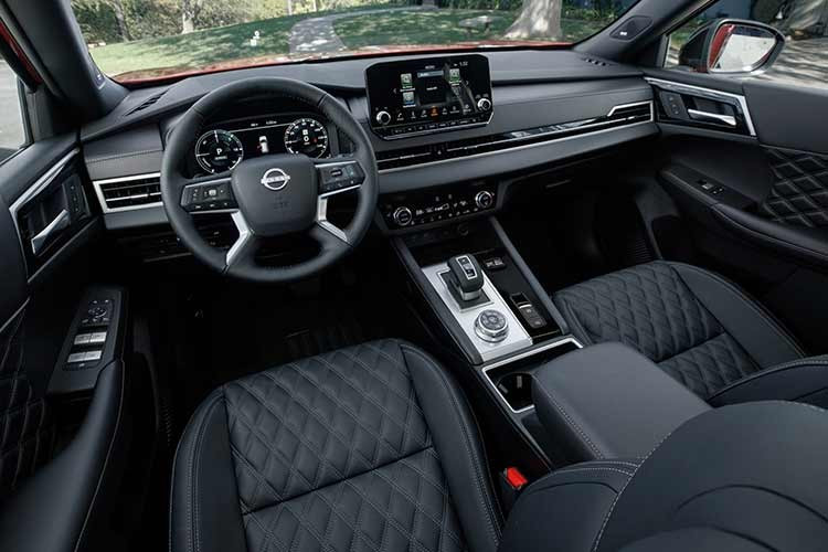 Ở mẫu SUV 3 hàng ghế Rogue Plug-In Hybrid này, Nissan quảng cáo dung tích chứa đồ lên đến 872 lít. May mắn thay, cụm đồng hồ kỹ thuật số và màn hình cảm ứng của hệ thống thông tin giải trí sử dụng giao diện và phông chữ của Nissan.