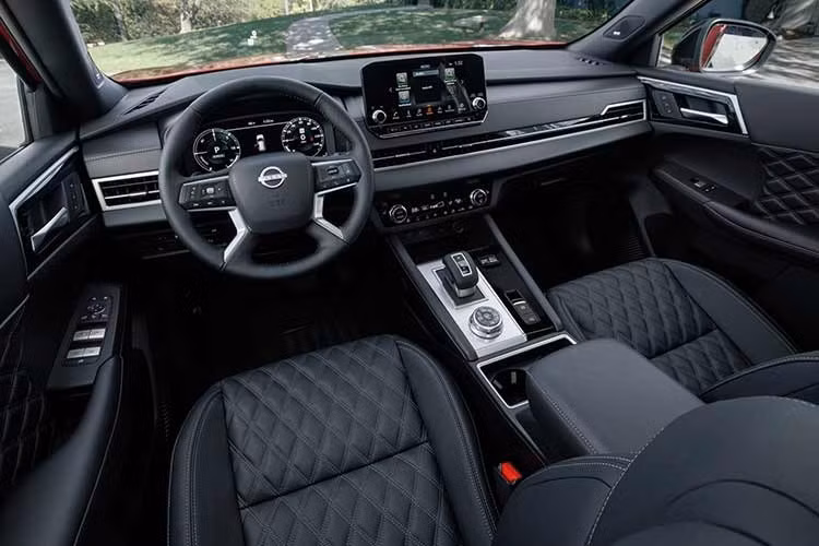 Ở mẫu SUV 3 hàng ghế Rogue Plug-In Hybrid này, Nissan quảng cáo dung tích chứa đồ lên đến 872 lít. May mắn thay, cụm đồng hồ kỹ thuật số và màn hình cảm ứng của hệ thống thông tin giải trí sử dụng giao diện và phông chữ của Nissan.