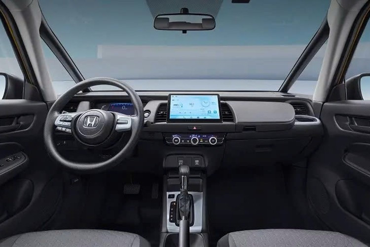 Bên trong xe, bố cục nội thất tạo cảm giác quen thuộc với người dùng Honda Jazz. Nguyên nhân là bởi hãng Honda chỉ áp dụng một vài nâng cấp nhỏ cho mẫu xe hatchback hạng B này. Trong đó, đáng chú ý nhất là màn hình giải trí trung tâm 10,1 inch mới, kết hợp với bảng đồng hồ kỹ thuật số 7 inch.