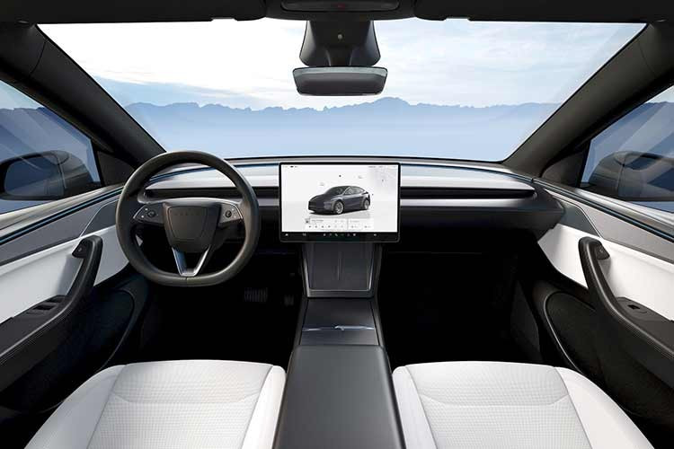 Nội thất của Tesla Model Y Premium AWD bản 7 chỗ ngồi vẫn giữ nguyên chất liệu vi sợi và ốp trang trí bằng nỉ, gồm phối màu đen và đen/trắng.