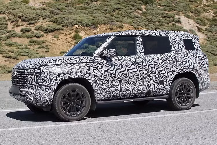 Dù mang phong cách hoài cổ, dự án nhấn mạnh rằng Mitsubishi cần tránh việc “đổi logo” từ sản phẩm Nissan, và thay vào đó, phải khơi lại bản sắc off-road từng làm nên tên tuổi Pajero/Montero trong quá khứ.