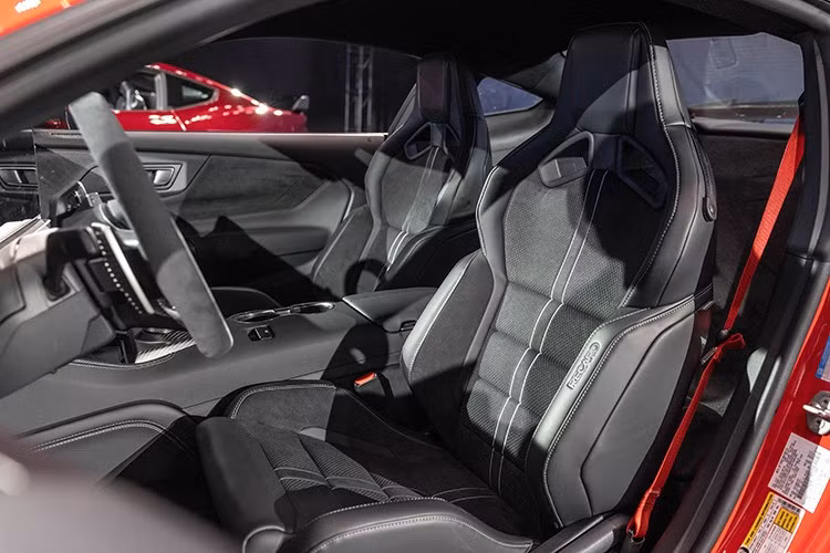 Ghế thể thao Recaro bọc da và Dinamica tùy chọn được bao gồm trong gói Track Pack, gói này cũng bổ sung các điểm nhấn màu xám không gian hoặc xanh ngọc ở cả bên ngoài và bên trong xe, đồng thời loại bỏ hàng ghế sau.