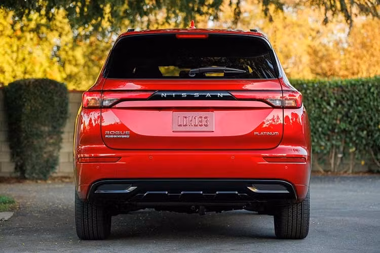 Tổng công suất hệ thống là 248 mã lực và mô-men xoắn 332 pound-feet (450 Nm), và pin cao áp cho phép xe di chuyển tối đa 38 dặm (61 km) chỉ bằng điện.